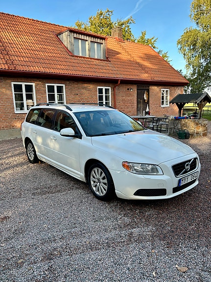 Volvo V70 2 of 14