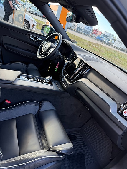 Volvo XC60 16 of 16
