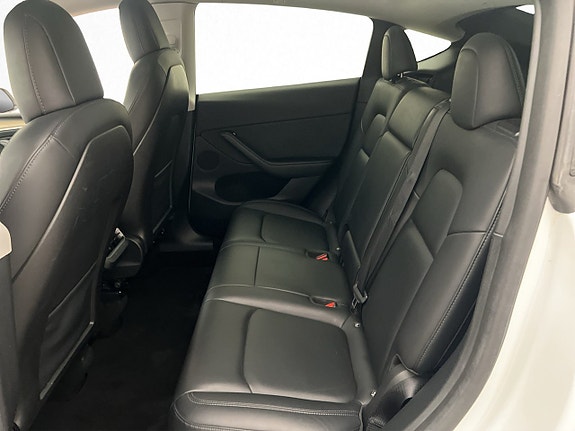 Tesla Model Y 16 of 30