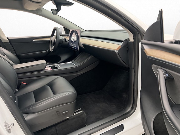 Tesla Model Y 15 of 30