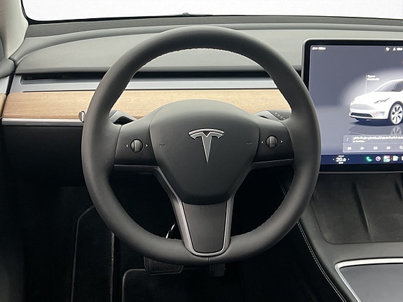Tesla Model Y 13 of 30
