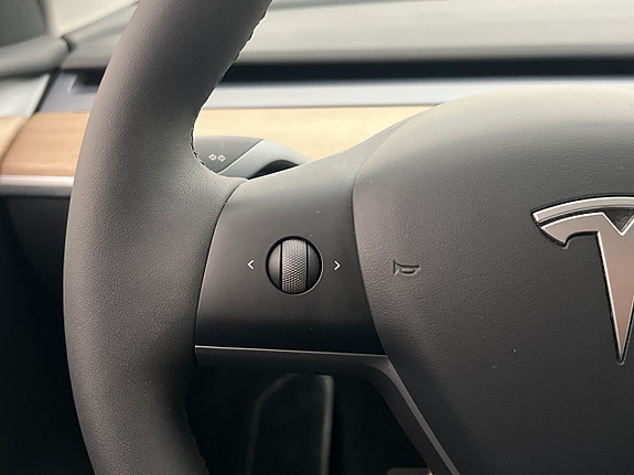 Tesla Model Y 18 of 30