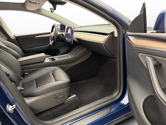 Tesla Model Y 15 of 30