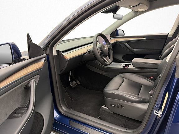 Tesla Model Y 12 of 30