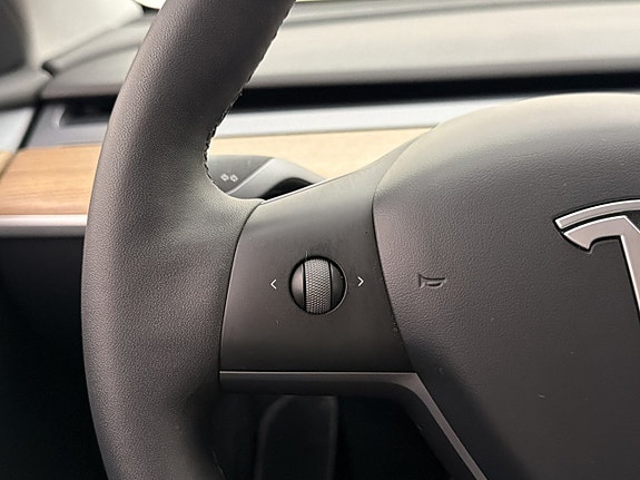 Tesla Model Y 18 of 30