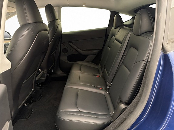 Tesla Model Y 16 of 30