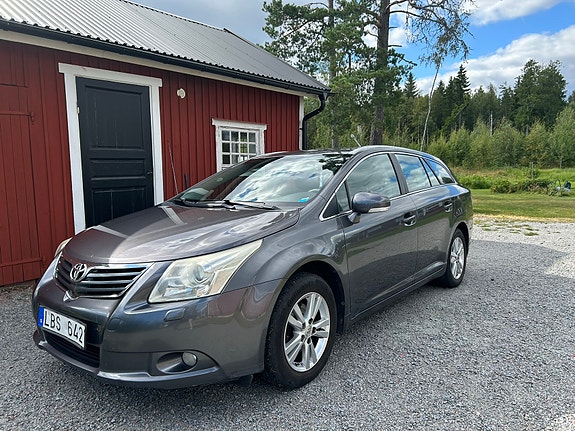 Toyota Avensis 2 of 4