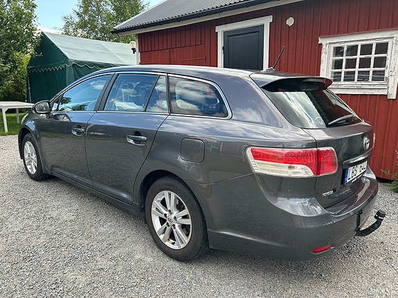 Toyota Avensis 4 of 4