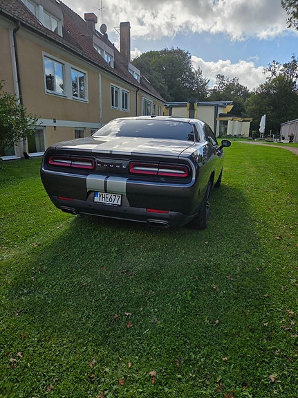 Dodge Challenger 4 of 8