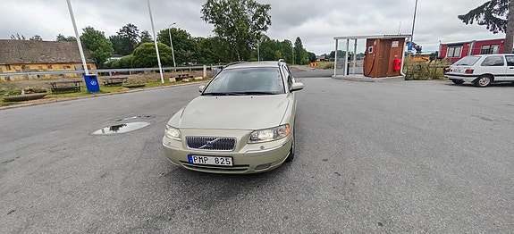 Volvo V70 2 of 7