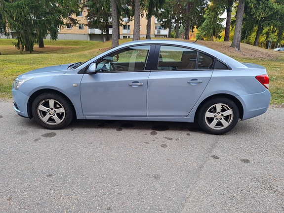 Chevrolet Cruze 3 of 16