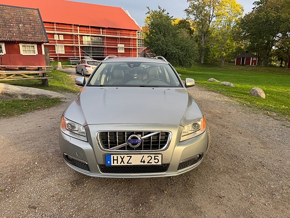 Volvo V70 2 of 13