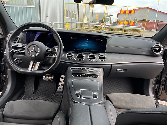 Mercedes-Benz E220 2 of 7