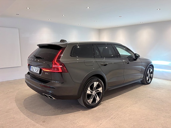 Volvo V60 Cross Country 7 of 25
