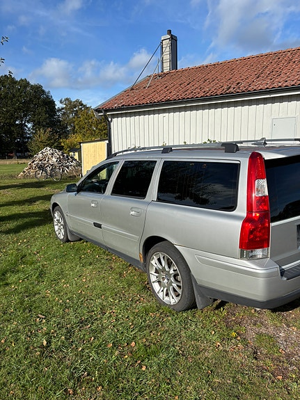 Volvo V70 2 of 5