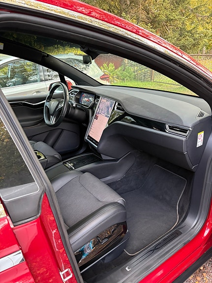 Tesla Model X 8 of 9