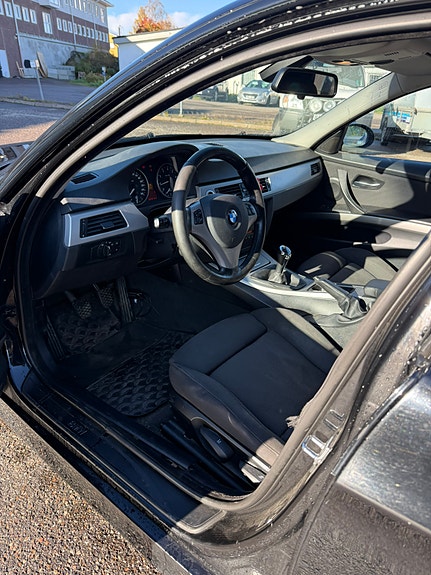 BMW 325i 2 of 4