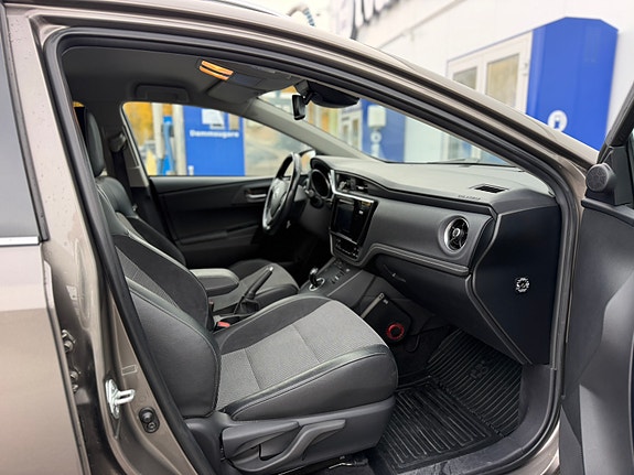 Toyota Auris 7 of 8