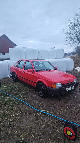 Ford Escort 2 of 10