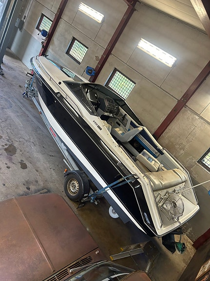 Chaparral 2350sx 2 of 2