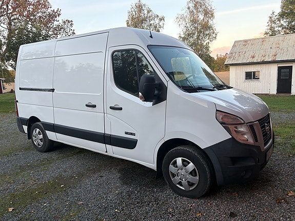 Nissan NV400 2 of 15
