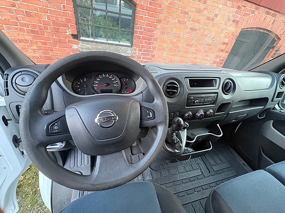 Nissan NV400 8 of 15