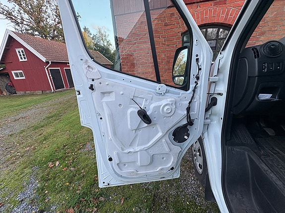 Nissan NV400 7 of 15