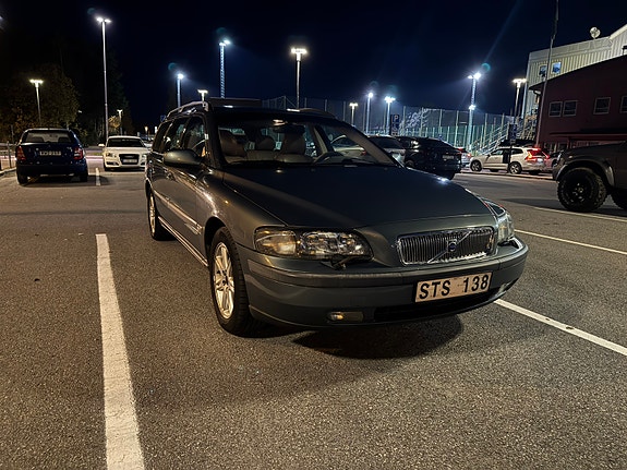 Volvo V70 2 of 10
