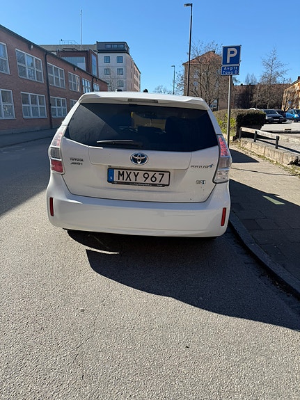 Toyota Prius+ 3 of 3
