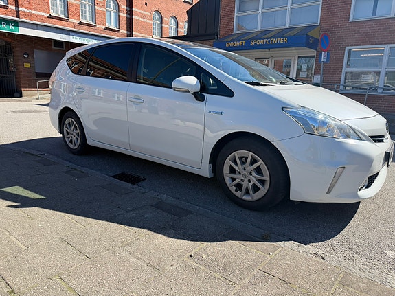 Toyota Prius+ 2 of 3