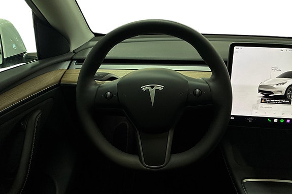 Tesla Model Y 15 of 30