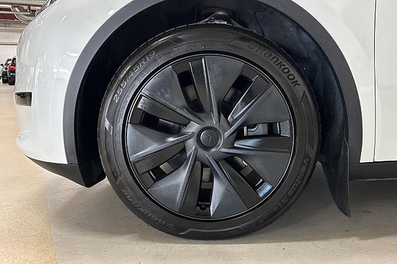 Tesla Model Y 17 of 30
