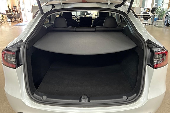 Tesla Model Y 16 of 30