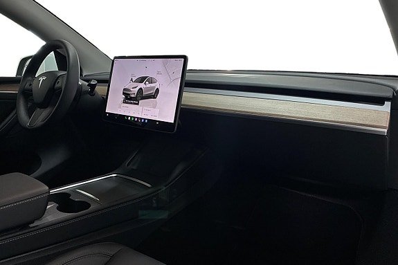 Tesla Model Y 13 of 30