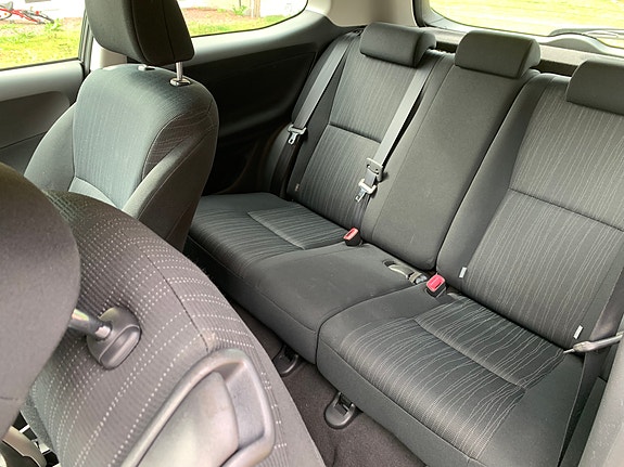 Toyota Auris 7 of 13
