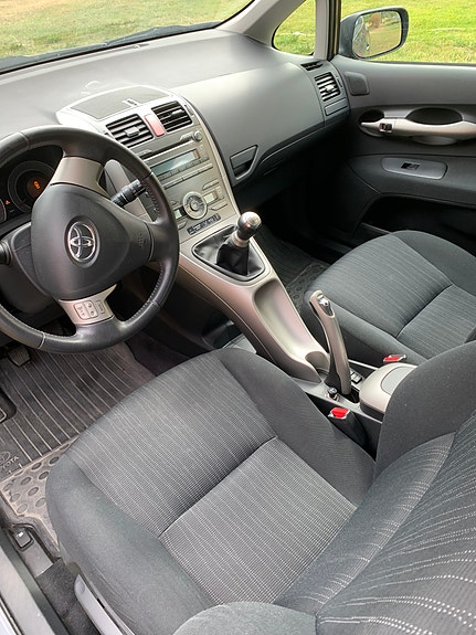 Toyota Auris 8 of 13