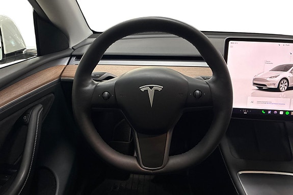 Tesla Model Y 13 of 29