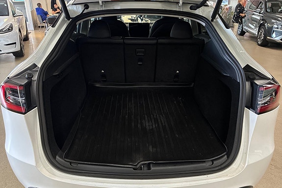 Tesla Model Y 14 of 29