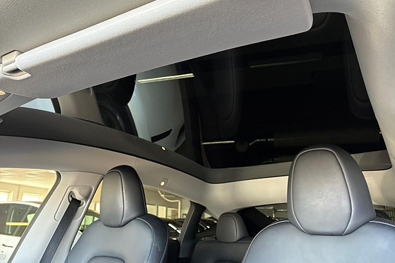 Tesla Model Y 16 of 29