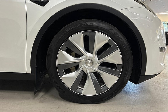 Tesla Model Y 15 of 29