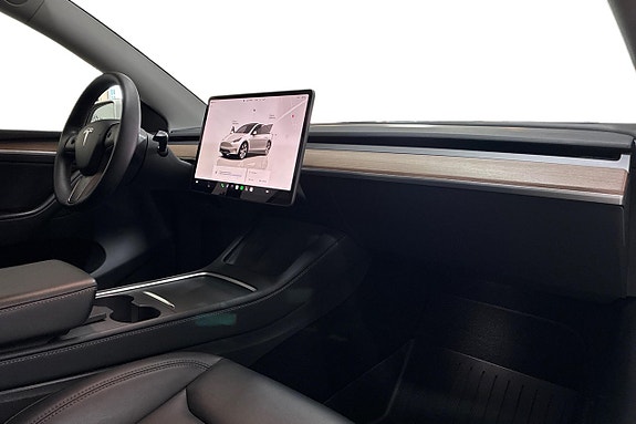 Tesla Model Y 12 of 29