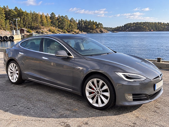 Tesla Model S 2 of 6