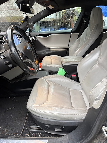 Tesla Model S 4 of 6
