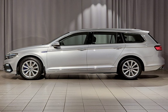 Volkswagen Passat 2 of 15