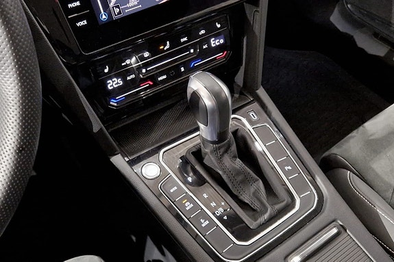 Volkswagen Passat 12 of 15