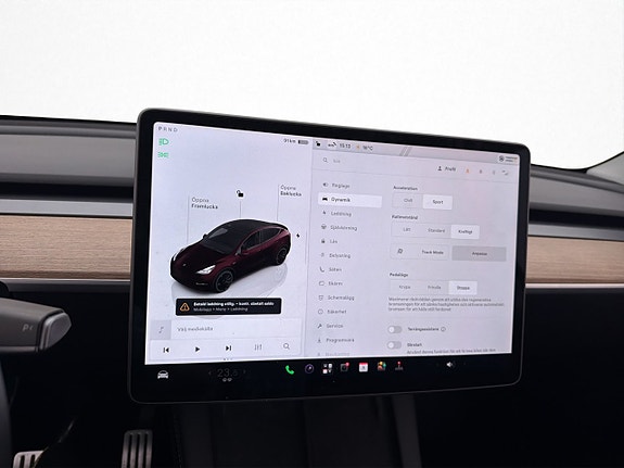 Tesla Model Y 23 of 30