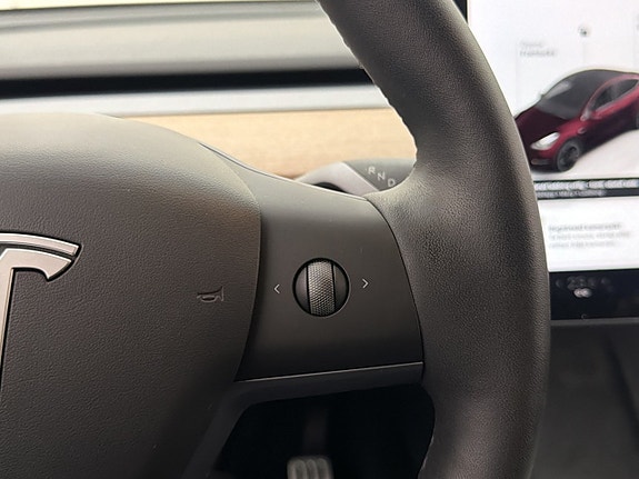 Tesla Model Y 19 of 30