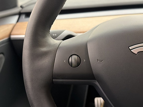 Tesla Model Y 18 of 30