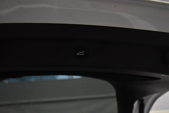 Tesla Model Y 25 of 26