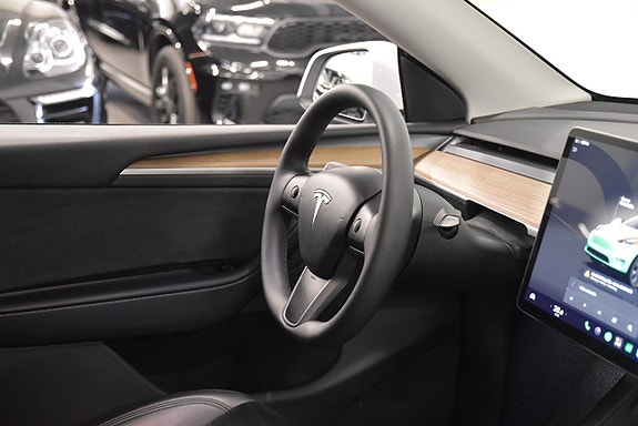 Tesla Model Y 8 of 26